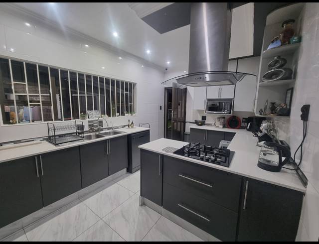 4 BEDROOM HOUSE FOR SALE IN FALCON RIDGE